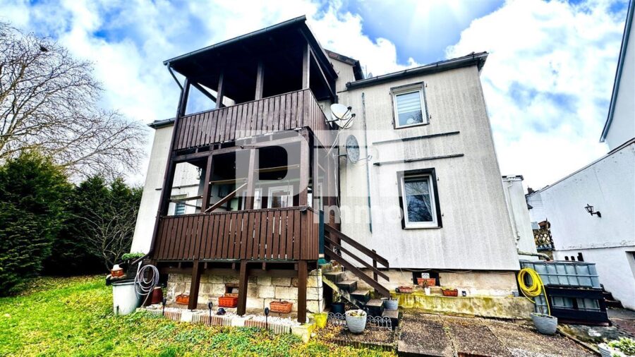 Schönes Ein- bis Zweifamilienhaus mit Gartenbereich, Terrasse + Balkon und Doppelgarage - Rückansicht